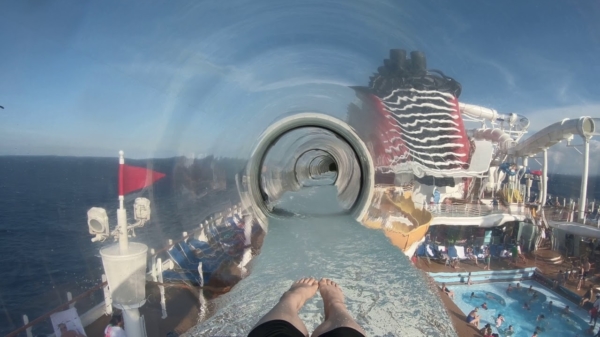 Op de Disney Cruise vind je deze hele vette waterglijbaan met geweldig uitzicht
