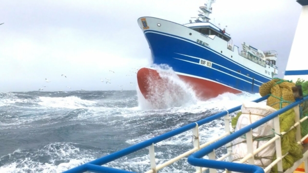 Barrfff. Schots vissersschip wordt geconfronteerd met dikke golven