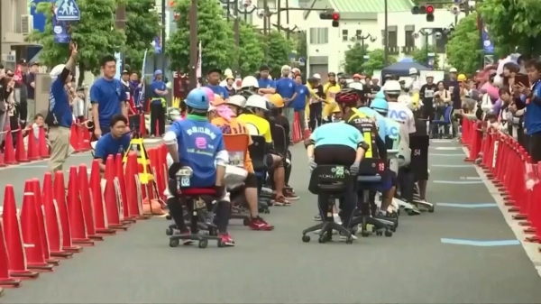 Oude doos: Japanse kantoorpikkies houden bureaustoelenrace