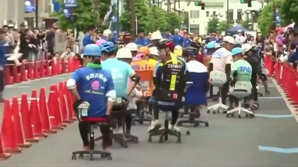 Oude doos: Japanse kantoorpikkies houden bureaustoelenrace