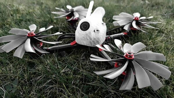 Even spelen met een supersnelle drone die 64 bladen heeft