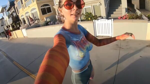 Gebodypainte rolschaatsdame is een waar meesterwerk op het strand in Californië