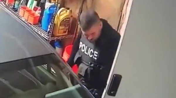 Amerikaanse agent knalt met opzet deur tegen iemands auto tijdens huiszoeking