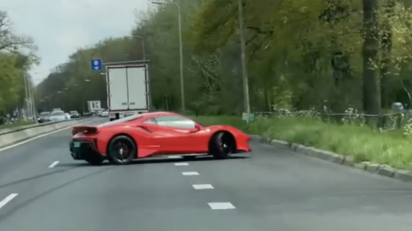 Pijnlijk: bestuurder onder invloed crasht zijn Ferrari 488 op de N44 bij Wassenaar