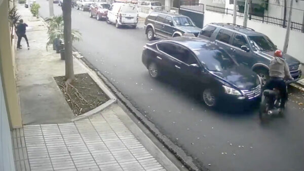 Eindbaas in auto stopt overval door dader omver te beuken