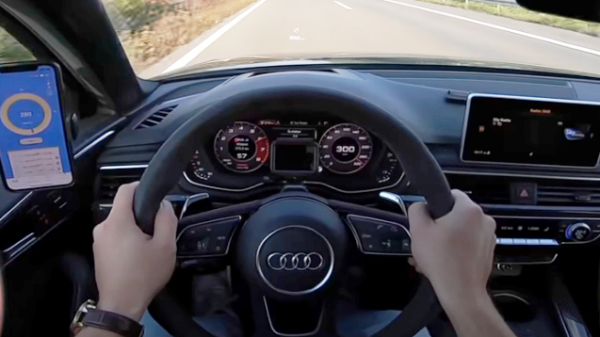 Effe met 300 kilometer per uur in een Audi RS4 over de Deutsche Autobahn knallen