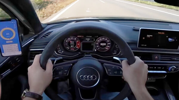 Effe met 300 kilometer per uur in een Audi RS4 over de Deutsche Autobahn knallen