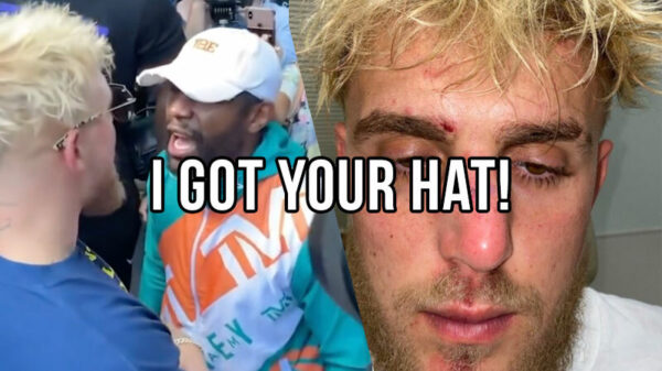 Floyd Mayweather klapt Jake Paul een blauw oog nadat 'ie z'n pet jat