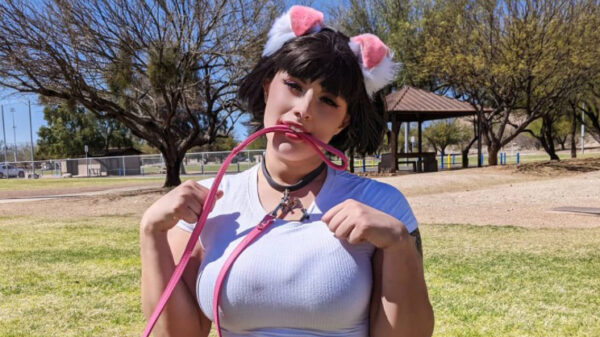 Puppygirl Dani gedraagt zich het liefst de hele dag als een hond