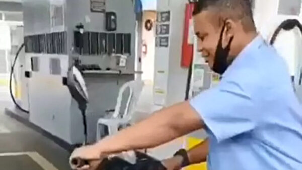 Hey amigo, mag ik eens een stukje op je brommer rijden?