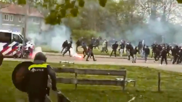 Sfeertje wel: Feyenoordfans belagen politie bij laatste training voor de Klassieker
