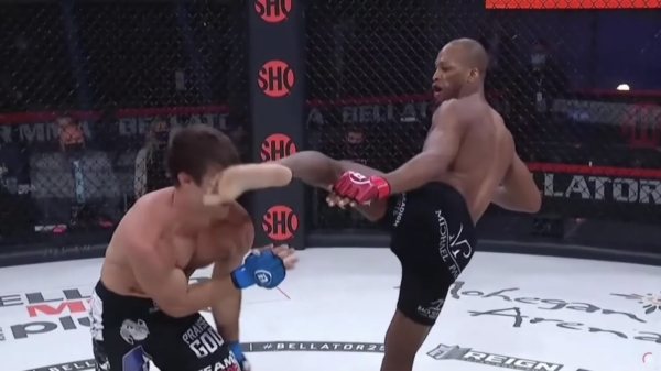 Michael 'Venom' Page breekt neus van Derek Anderson en wint met TKO