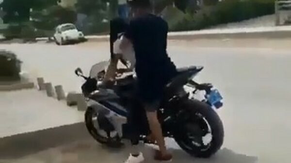 Vriendin mag voor het eerst een stukje op zijn motor