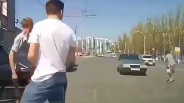 Vrouwelijke Frogger steekt rustig de weg over