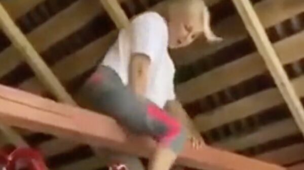 Dronken dame maakt pijnlijke faceplant hangend boven de tafel