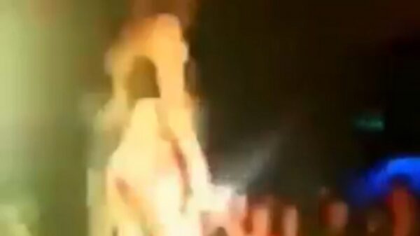 Sleep die gast even weg, want show must go on