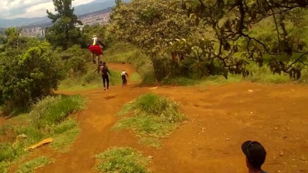 Argeloze toeschouwer krijgt tijdens wedstrijd ineens een MTB-er in zijn nek