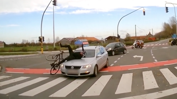 Belgische vrouw rijdt wielrenner aan die spontaan in een stervende zwaan verandert