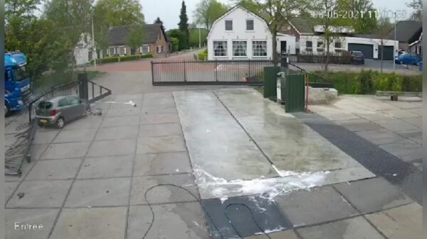 Bejaarde dame (78) rijdt kogelhard tegen hek en vrachtwagen in Zijderveld maar overleeft de klap