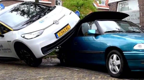 Rijschoolleerling verwisselt gas- en rempedaal en belandt bovenop geparkeerde auto