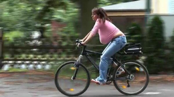 Fietsende dame heeft superhandige ingebouwde airbags