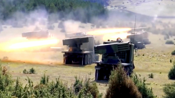 Deze militaire oefening van het Servische leger is behoorlijk indrukwekkend