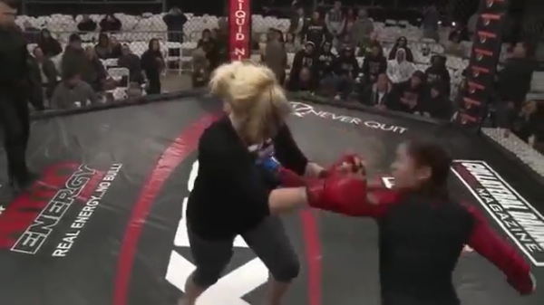 Voetbalmoeder krijgt bliksemsnelle portie klappen van MMA-vechtster
