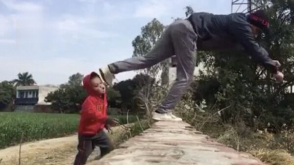 Let op: check altijd of er kleine broertjes rondlopen tijdens een frontflip