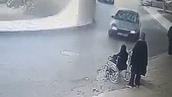 Man rijdt vrouw in rolstoel aan die net uit het ziekenhuis komt