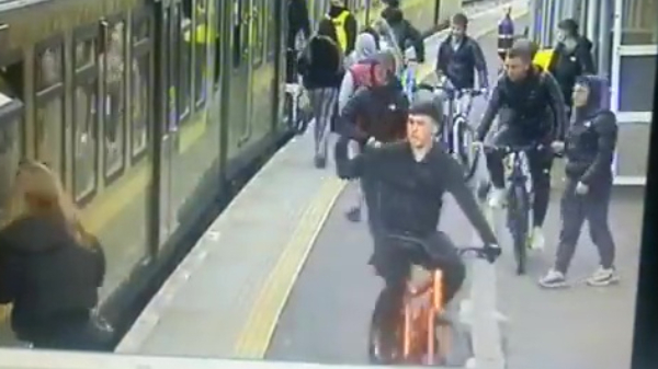 Politie op zoek naar de stationterroristen die een 17-jarig meisje onder een trein duwen in Dublin