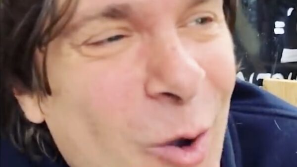 Hans Teeuwen kan EINDELIJK weer vanaf het terras met vrouwen flirten