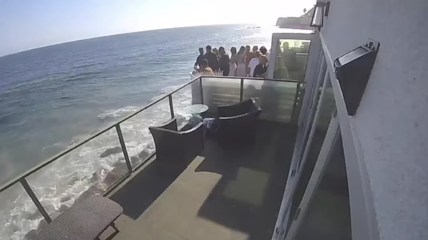 Overvol balkon voor maximaal 6 personen stort naar beneden in Malibu