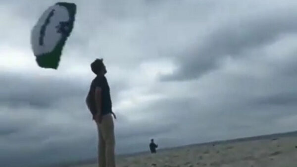 Strandganger krijgt een vlieger tegen zijn keumes