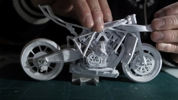 Hobby Bob maakt een schaalmodel van een KTM-motor volledig van papier