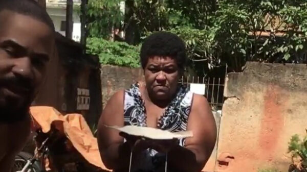 Hier mam, houd jij dit eens even vast