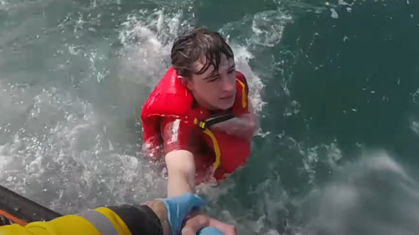Paddleboarder wordt uit de zee gered dankzij zijn waterdichte telefoonhoesje