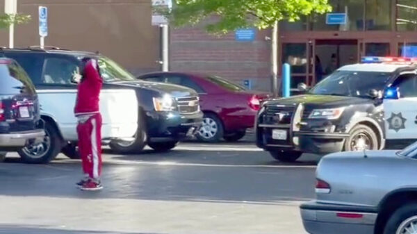 Vluchten terwijl je door de politie onder schot wordt gehouden is echt extreem dom