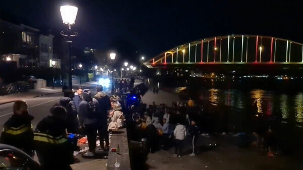 Gezellig illegaal volksfeestje van 250 man in Deventer door politie beëindigd