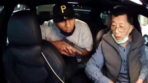 Tokkie vergeet even de camera tijdens ordinaire overval op Uberchauffeur