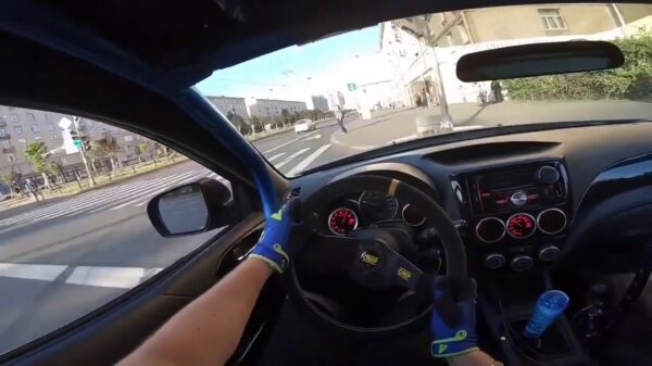 Ken Blockski drift met zijn rallyauto als een idioot door het Russische verkeer