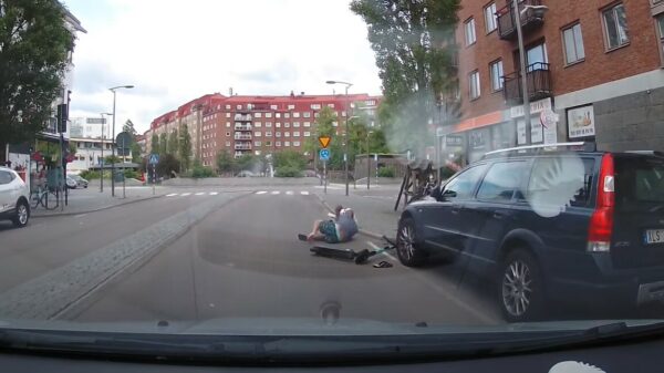 Oude doos: dronken Zweden met gevoel voor timing crashen precies op de drop!