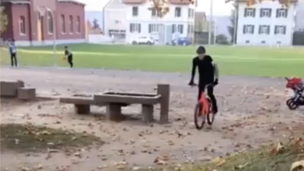 Stoere BMX'er heeft een nieuw trucje geleerd