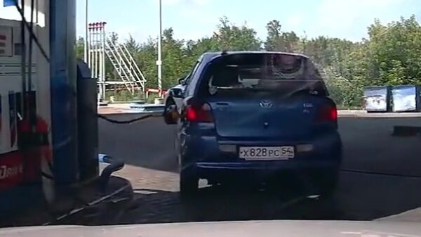 Vrouw laat bij tankstation zien waarom ze beter het openbaar vervoer kan pakken