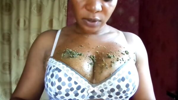 Altijd al grotere borsten willen hebben? Dan moet je effe opletten.