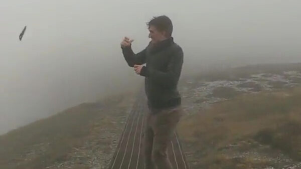 Haal tijdens een extreme storm nooit je telefoon uit je zak