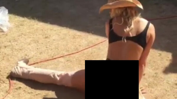 Cowgirl laat haar billen lekker trillen op Baby Got Back