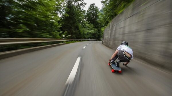 Longboarder jakkert met een enorme noodgang van een Zwitserse berg af