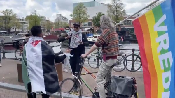 Gek. Man met 'homovlag' niet welkom op pro-Palestinademonstrie