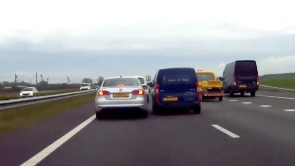 Verkeershufter in bestelbus drukt automobilist tot 2 keer toe bijna keer van de weg