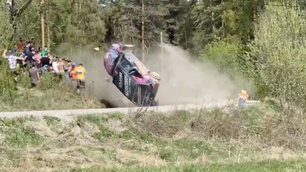 Toeschouwers moeten bukken voor vliegende rallyauto in Sint-Petersburg